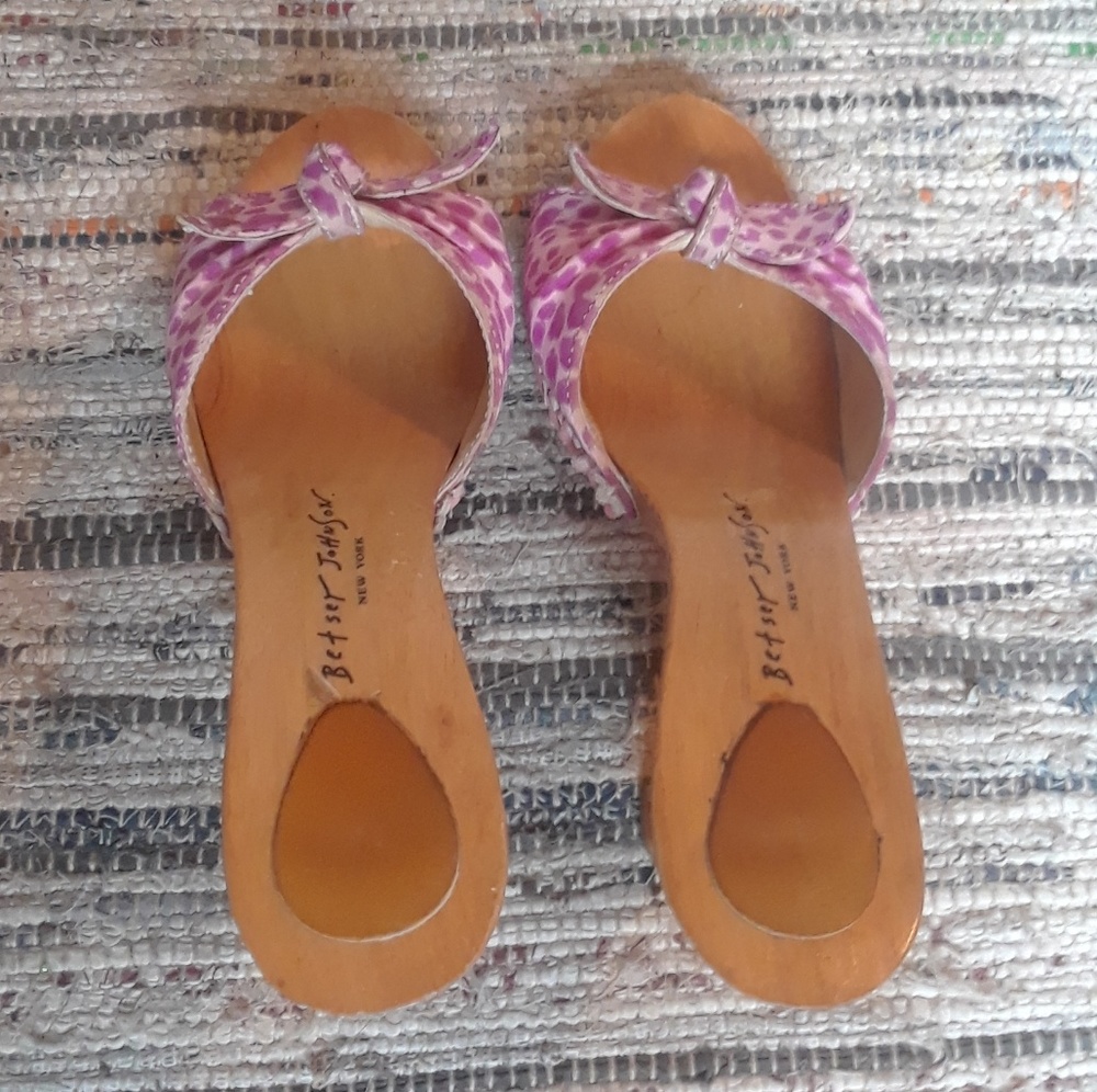 Betsey Johnson Pink Leopard Print Wood Carved Heel Mules Tiki Pinup - Picture 6 of 7